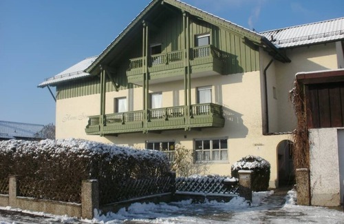 Kirchham Apartment | Liebevolles Appartement mit Balkon im idyllischen Dorf Kirchham