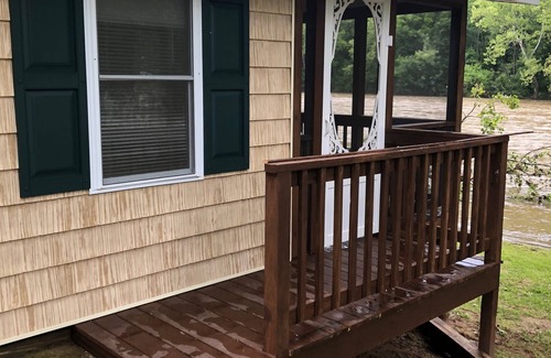 Luray Cottage | LIFE IS BETTER AT THE SHENANDOAH RIVER AT OUR COZY RIVERFRONT COTTAGE!