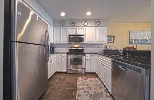 North Shore Cottage | Life Is Good at The Lake!