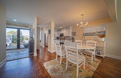 North Shore Cottage | Life Is Good at The Lake!
