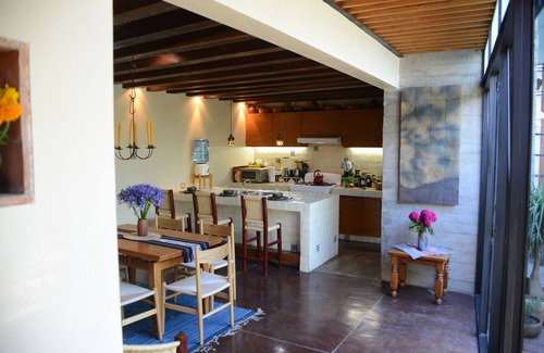 Luis Jimenez Figueroa House | Light, airy and modern comforts in the historic center