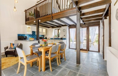 Umberleigh House | Light and airy traditional Devon Barn, pet friendly!