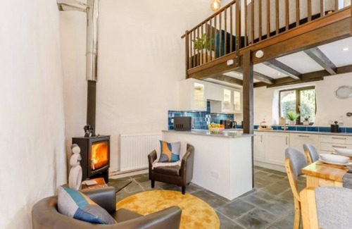 Umberleigh House | Light and airy traditional Devon Barn, pet friendly!