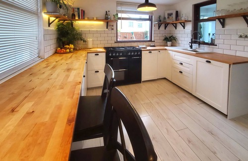 Newquay House | Light and airy house in residential area. Close to town, boating lake and river.