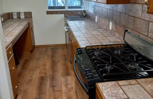 Delridge House | Light and Airy Ranch House. Detached 3 Bedroom with Fireplace