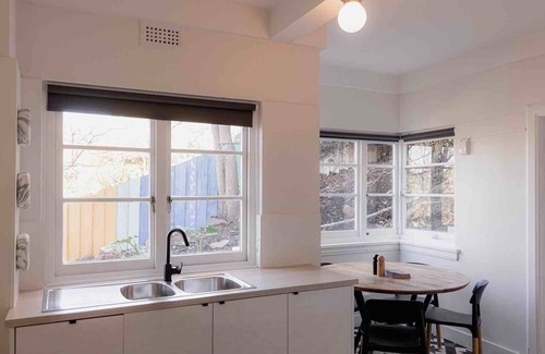 Trevallyn Apartment | Light and Bright Trevallyn Stay