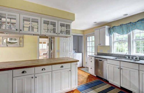 Nantucket House | Light and bright 4 bedroom home in the family friendly neighborhood of Naushop.