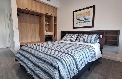Tullimbar Bed & Breakfast | Light Blue