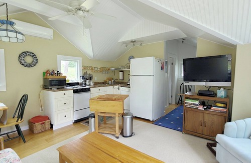 Wellfleet Cottage | Light & Bright 2BD Cottage-A/C, Deck, Walk to Powers Landing or Mayo Beach