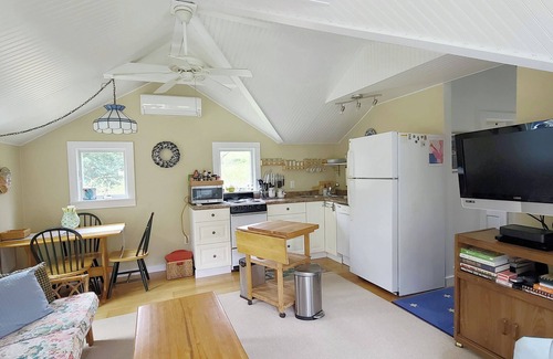 Wellfleet Cottage | Light & Bright 2BD Cottage-A/C, Deck, Walk to Powers Landing or Mayo Beach