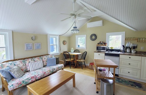 Wellfleet Cottage | Light & Bright 2BD Cottage-A/C, Deck, Walk to Powers Landing or Mayo Beach