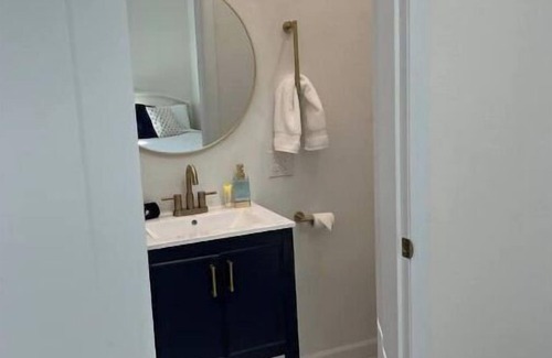 Redmond House | Light, bright & clean, studio guest suite with private entrance and hot tub!