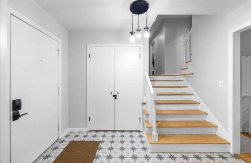 Overland Park House | Light Bright OP Remodeled Home 4BD 2BTH