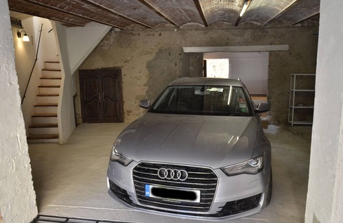 Neffies House | Light filled 4 star rated village house in vigneron village, lovely open views