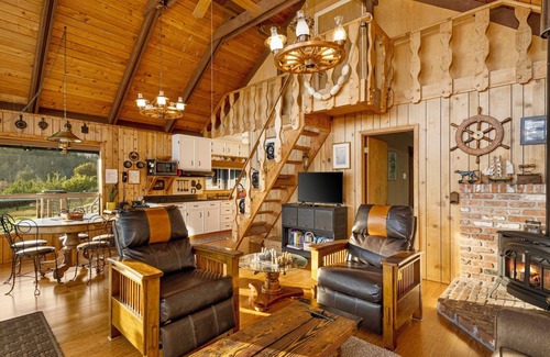 Friday Harbor House | Light-Filled Cabin on Percich Pond! 10 minutes away from Friday Harbor!