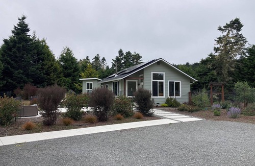 Mendocino House | Light-filled family retreat with hot tub