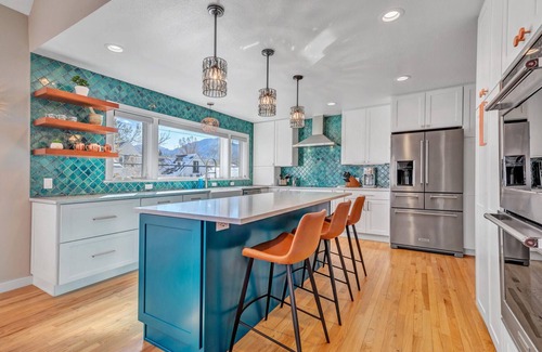 Whittier House | Light Filled Home with Flatiron Views. Walk to Pearl Street Mall