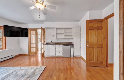 Whittier House | Light Filled Home with Flatiron Views. Walk to Pearl Street Mall