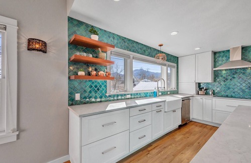 Whittier House | Light Filled Home with Flatiron Views. Walk to Pearl Street Mall