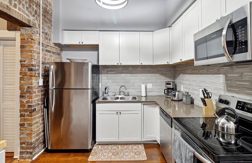 Dixon Park Apartment | Light-Filled Modern Home w/Parking Close to Forsyth by Lucky Savannah