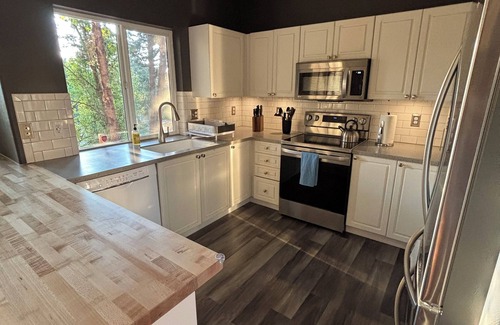 Sherwood - Tualatin South House | Light-Filled Modern PNW Retreat — Tualatin 3BR