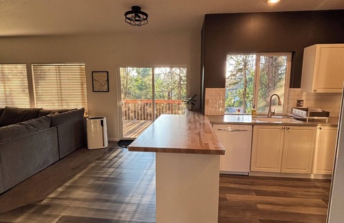 Sherwood - Tualatin South House | Light-Filled Modern PNW Retreat — Tualatin 3BR