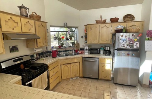 Eldorado at Santa Fe House | Light-Filled Spacious Home with Cat. Sleeps 4 adults + kids. Beautiful nature.