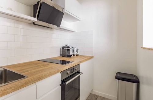 Earl's Court Apartment | Light-filled Studio with AirCon near Tube