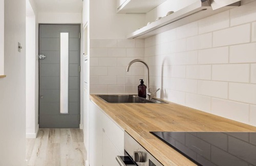 Earl's Court Apartment | Light-filled Studio with AirCon near Tube