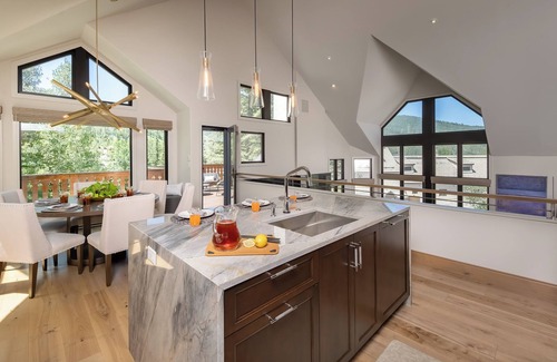 Highlands Townhomes House | Light-Filled + Stunning Views | Beacon Retreat
