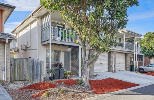 Bracken Ridge House | Light filled townhouse