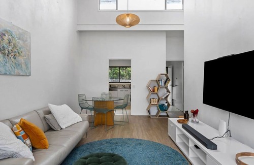 Blue Bay Apartment | Light filled Villa Moments to the Beach