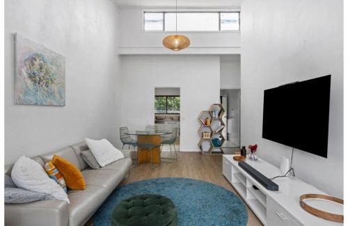 Blue Bay Apartment | Light filled Villa Moments to the Beach