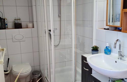Waldbuttelbrunn Bed & Breakfast | Light-flooded guest room - Käppele
