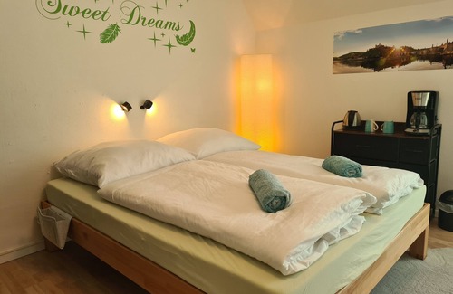 Waldbuttelbrunn Bed & Breakfast | Light-flooded guest room - Käppele