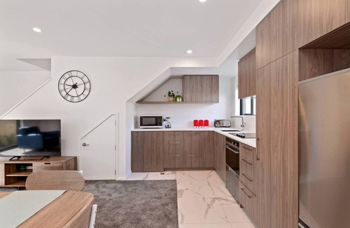 Christchurch House | Light & Spacious 2Bdrm Townhouse Off Street Park