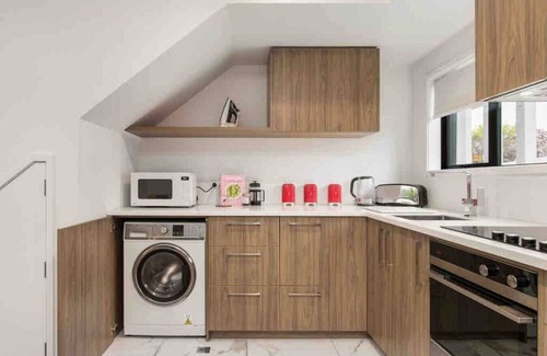 Christchurch House | Light & Spacious 2Bdrm Townhouse Off Street Park