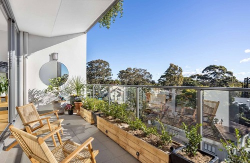 Lane Cove Apartment | Light, stylish 1BR apartment near shops and transport with parking