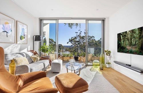 Lane Cove Apartment | Light, stylish 1BR apartment near shops and transport with parking