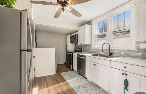 Ludington House | Lighthouse Cottage: 1 block from the beach, 2 blocks to downtown!