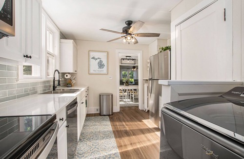 Ludington House | Lighthouse Cottage: 1 block from the beach, 2 blocks to downtown!
