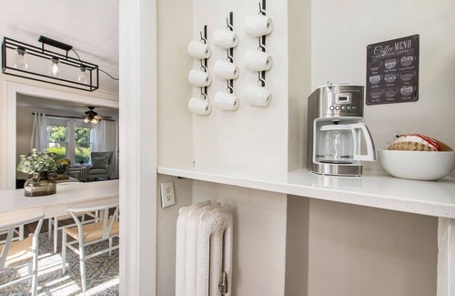 Ludington House | Lighthouse Cottage: 1 block from the beach, 2 blocks to downtown!