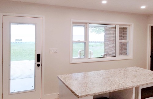 Lighthouse Cove Cottage | Lighthouse Cove Lakefront Cottage with Canal Dock