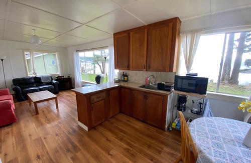 Saturna Island Cottage | Lighthouse Keeper's Cottage at East Point