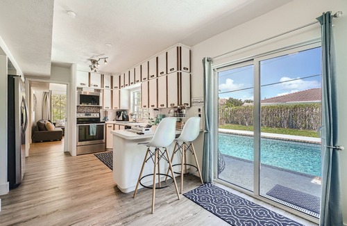 Lighthouse Point House | Lighthouse Point Beach Home: 10 min to beach 🏖️, sleeps 10, pool 🏊‍♀️, golf, pickle🎾