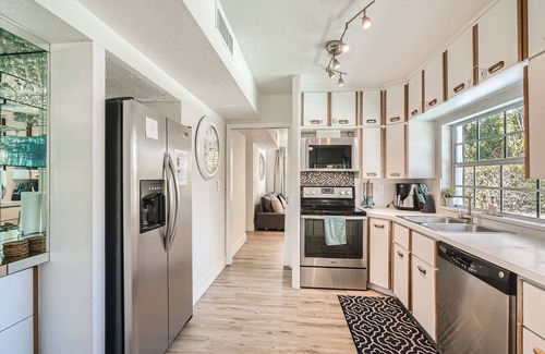 Lighthouse Point House | Lighthouse Point Beach Home: 10 min to beach 🏖️, sleeps 10, pool 🏊‍♀️, golf, pickle🎾