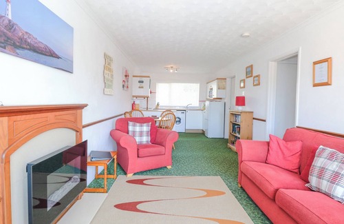 Winterton-on-Sea Cottage | LIGHTHOUSE VIEW, family friendly, with pool in Winterton-On-Sea