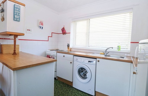Winterton-on-Sea Cottage | LIGHTHOUSE VIEW, family friendly, with pool in Winterton-On-Sea