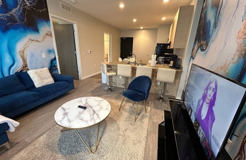 Downtown Des Moines Apartment | Lightning Luxe Retreat