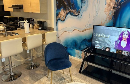 Downtown Des Moines Apartment | Lightning Luxe Retreat